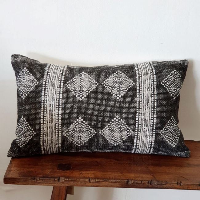 Obliečka na vankúš z Bali v čiernej farbe s potlačou pruhov o vel.50x30 cm BALI17
