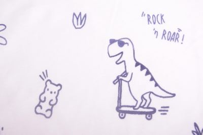 Bavlnený úplet v smotanovej farbe s potlačou dinosaurov a textov TU26453 (2)