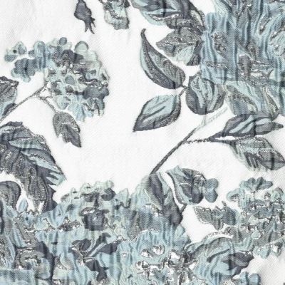 Kostýmová žakárová látka v striebornej farbe s kvetmi 22770/690 (1)
