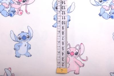 1 m bavlneného úpletu v smotanovej farbe s rozprávkovou postavou Stitch DS-KUP125 (1)