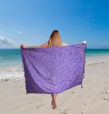 Pareo/sarong z Bali s batikou vo fialovej farbe s potlačou kvetín BALI45
