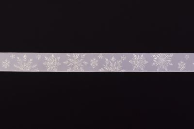 Saténová vianočná stuha v bielej farbe so vzorom snehových vločiek 15 mm I-TM0-XC230317-03 (1)