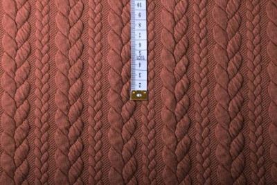 Pletenina v hnedej farbe s vrkôčiky 13423/110 (3)