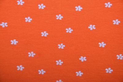 Bavlnený úplet v oranžovej farbe s potlačou kvetín 21501/436