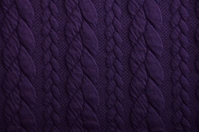 Pletenina vo fialovej farbe s vrkôčiky 13423/805 (1)