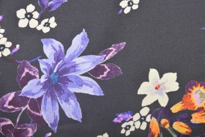 Viskózová látka s leskom v čiernej farbe s potlačou kvetín MOR4106 (1)