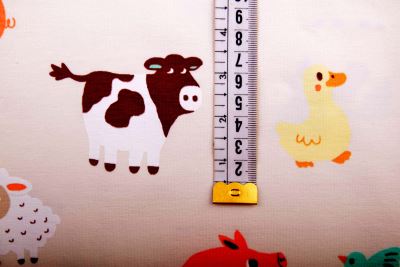 1 m bavlneného úpletu v krémovej farbe s potlačou zvieratiek DS-KUP107 (1)