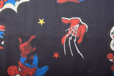1 m bavlneného úpletu v tmavo šedej farbe s potlačou Spider-Man DS-KUP155