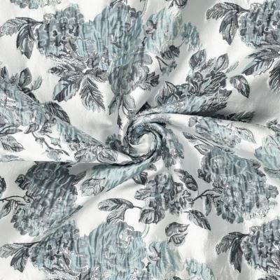 Kostýmová žakárová látka v striebornej farbe s kvetmi 22770/690 (4)
