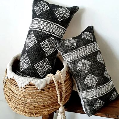 Obliečka na vankúš z Bali v čiernej farbe s potlačou pruhov o vel.50x30 cm BALI17 (1)