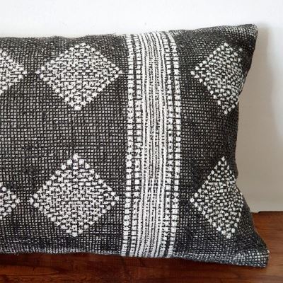 Obliečka na vankúš z Bali v čiernej farbe s potlačou pruhov o vel.50x30 cm BALI17 (2)