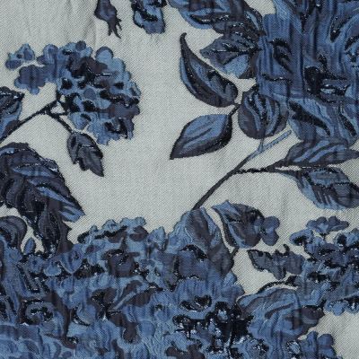 Spoločenská žakárová látka v striebornej farbe s plastickým vzorom kvetín 23187/690 (1)