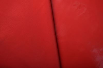 Lesklá lakovaná látka v červenej farbe AV4651/039 (1)